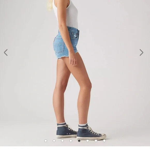 Levi’s high rise distressed Jean short size 28 like new condition - Picture 2 of 8